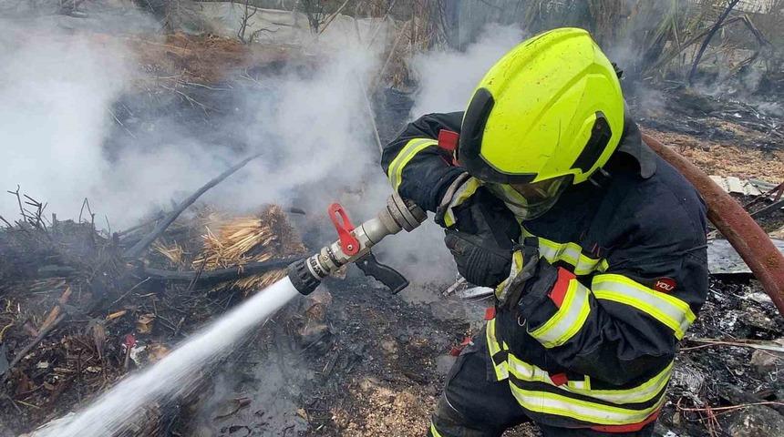 Hurdalıkta &ccedil;ıkan yangın g&ouml;ky&uuml;z&uuml;n&uuml; kara dumanla kapladı