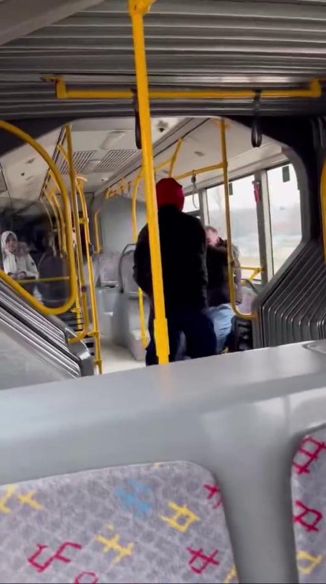 Otob&uuml;s&uuml;n i&ccedil;inde tekme tokat b&ouml;yle darp etti..."Komutanıma bı&ccedil;ak &ccedil;ekmişti" 1