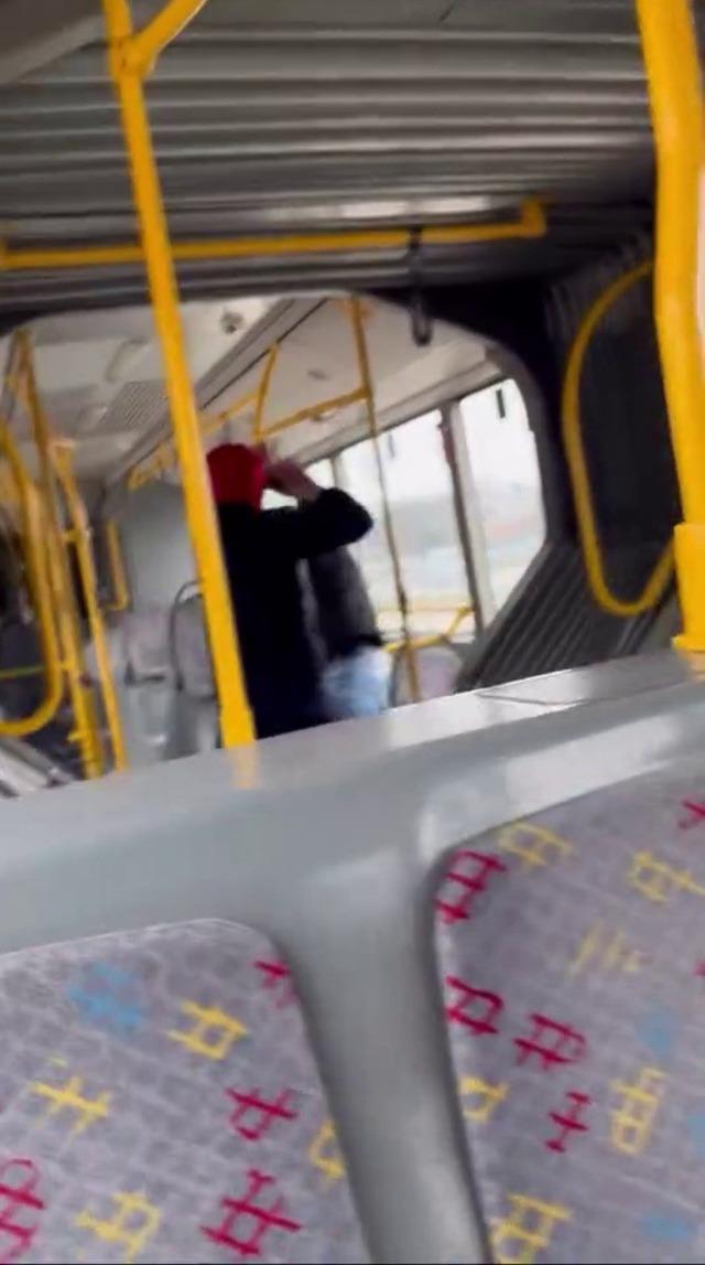 Otob&uuml;s&uuml;n i&ccedil;inde tekme tokat b&ouml;yle darp etti..."Komutanıma bı&ccedil;ak &ccedil;ekmişti" 2