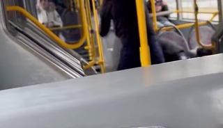 Otob&uuml;s&uuml;n i&ccedil;inde tekme tokat b&ouml;yle darp etti..."Komutanıma bı&ccedil;ak &ccedil;ekmişti"