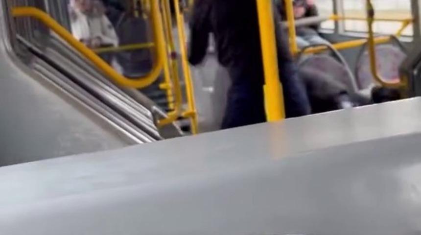 Otob&uuml;s&uuml;n i&ccedil;inde tekme tokat b&ouml;yle darp etti..."Komutanıma bı&ccedil;ak &ccedil;ekmişti"