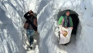 Van'da evlere kardan t&uuml;nel yaparak ulaşıyorlar