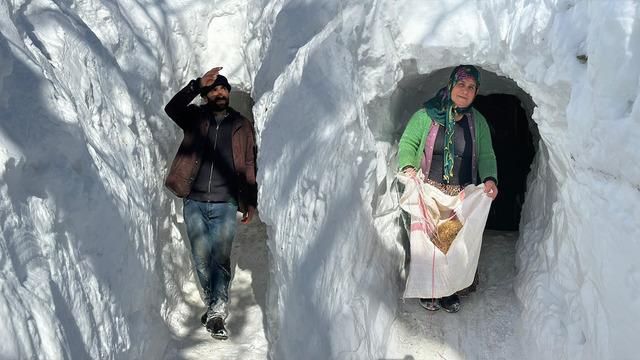 Van'da evlere kardan t&uuml;nel yaparak ulaşıyorlar