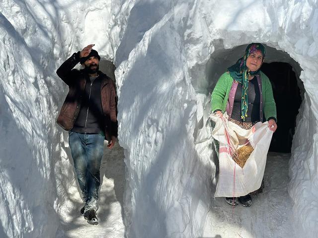 Van'da evlere kardan t&uuml;nel yaparak ulaşıyorlar