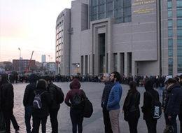 Adliye önünde 'katiplik' kuyruğu