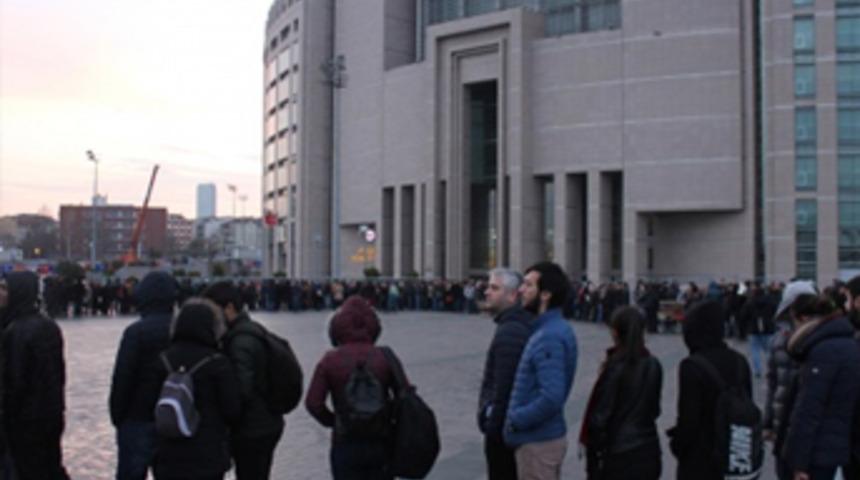 Adliye önünde 'katiplik' kuyruğu