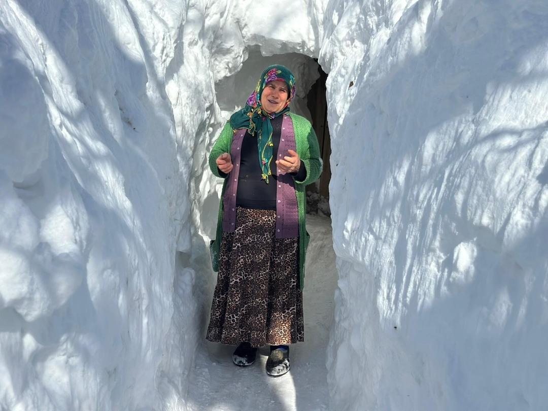 G&ouml;r&uuml;nt&uuml;ler T&uuml;rkiye den! Evlere kardan t&uuml;nel yaparak ulaşıyorlar 4