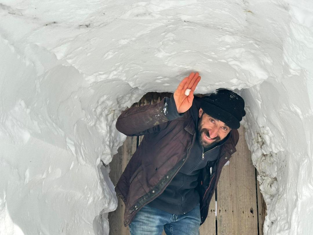 G&ouml;r&uuml;nt&uuml;ler T&uuml;rkiye den! Evlere kardan t&uuml;nel yaparak ulaşıyorlar 1