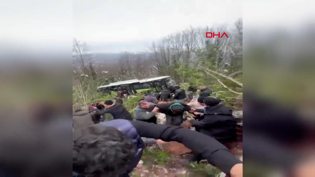 Kocaeli de belediye otob&uuml;s&uuml; devrildi! &Ccedil;ok sayıda yaralı var 1