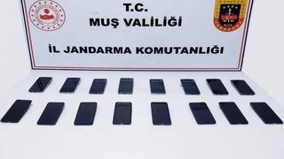 Son dakika: Bulanık&rsquo;ta 16 adet ka&ccedil;ak cep telefonu ele ge&ccedil;irildi