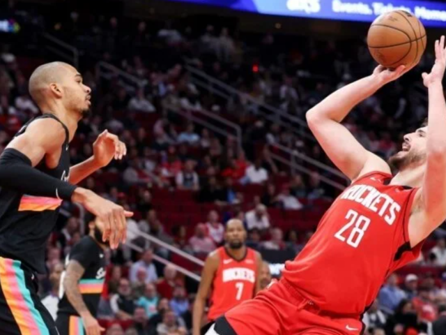 Alperen Şeng&uuml;n'den Spurs karşısındaki galibiyete "triple-double" eşiğinde katkı