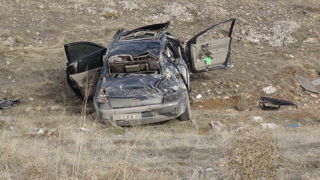 Lastiği patlayan otomobil şarampole u&ccedil;tu: 1 &ouml;l&uuml;, 2 yaralı 3