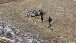 Lastiği patlayan otomobil şarampole u&ccedil;tu