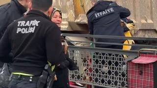 Yaya geçidinde kamyonun çarptığı kadın yaralandı, vatandaşlar sürücüye saldırdı