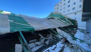 Iğdır&rsquo;da d&uuml;ğ&uuml;n salonu olarak kullanılan halı saha &ccedil;&ouml;kt&uuml;