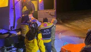 Kars&rsquo;ta Mehmet&ccedil;ik paletli kar aracıyla yaşlı hastaya ulaştı