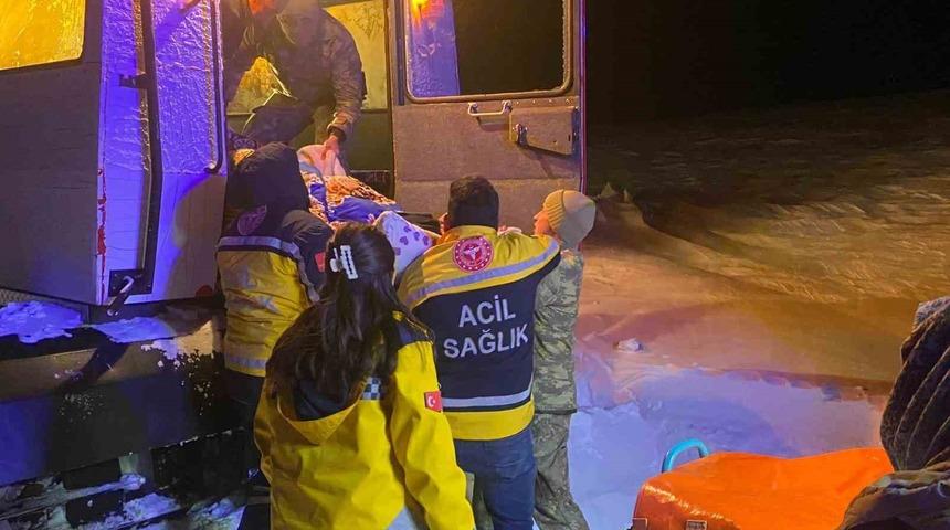 Kars&rsquo;ta Mehmet&ccedil;ik paletli kar aracıyla yaşlı hastaya ulaştı