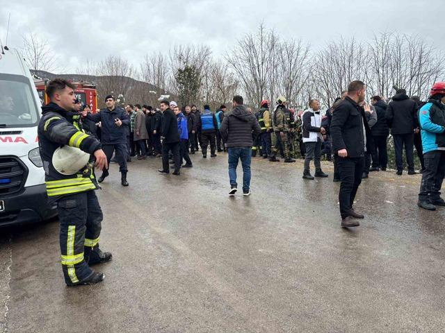 Yolcu otob&uuml;s&uuml; şarampole yuvarlandı, &ccedil;ok sayıda yaralı var 2
