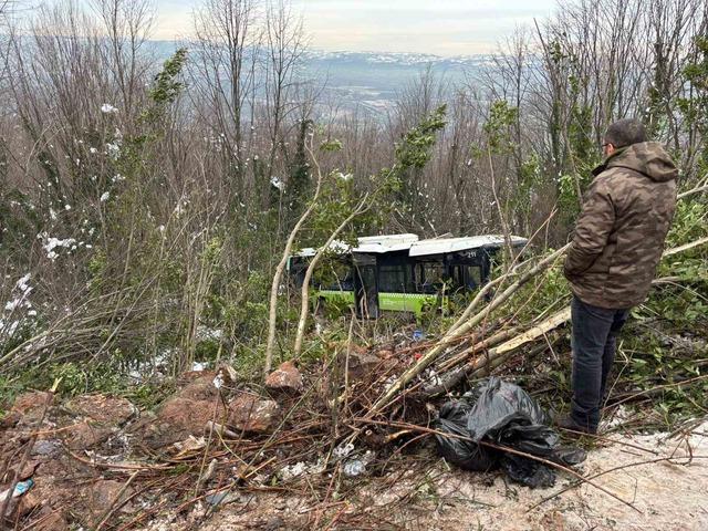 Yolcu otob&uuml;s&uuml; şarampole yuvarlandı, &ccedil;ok sayıda yaralı var 1