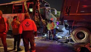 Sakarya TEM Otoyolu'nda feci kaza: &Ouml;l&uuml; ve yaralılar var