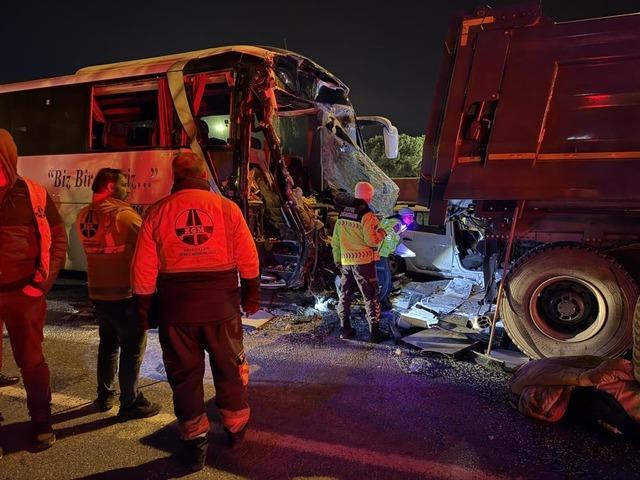 Sakarya TEM Otoyolu'nda feci kaza: &Ouml;l&uuml; ve yaralılar var