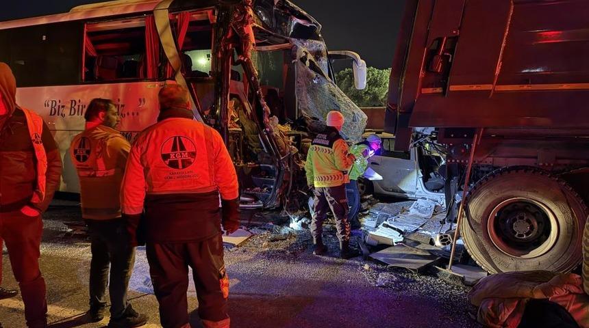 Sakarya TEM Otoyolu'nda feci kaza: 1 &ouml;l&uuml;, 19 yaralı