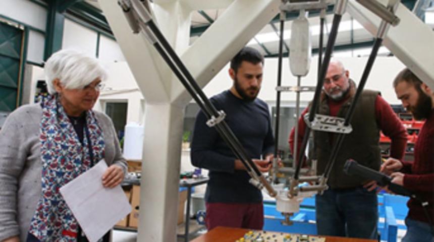 Ailece robot üretiyorlar
