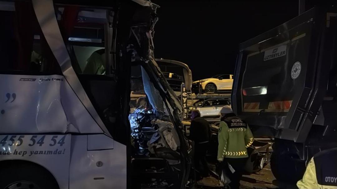 Sakarya TEM Otoyolu nda feci kaza: 1 &ouml;l&uuml;, 19 yaralı 1