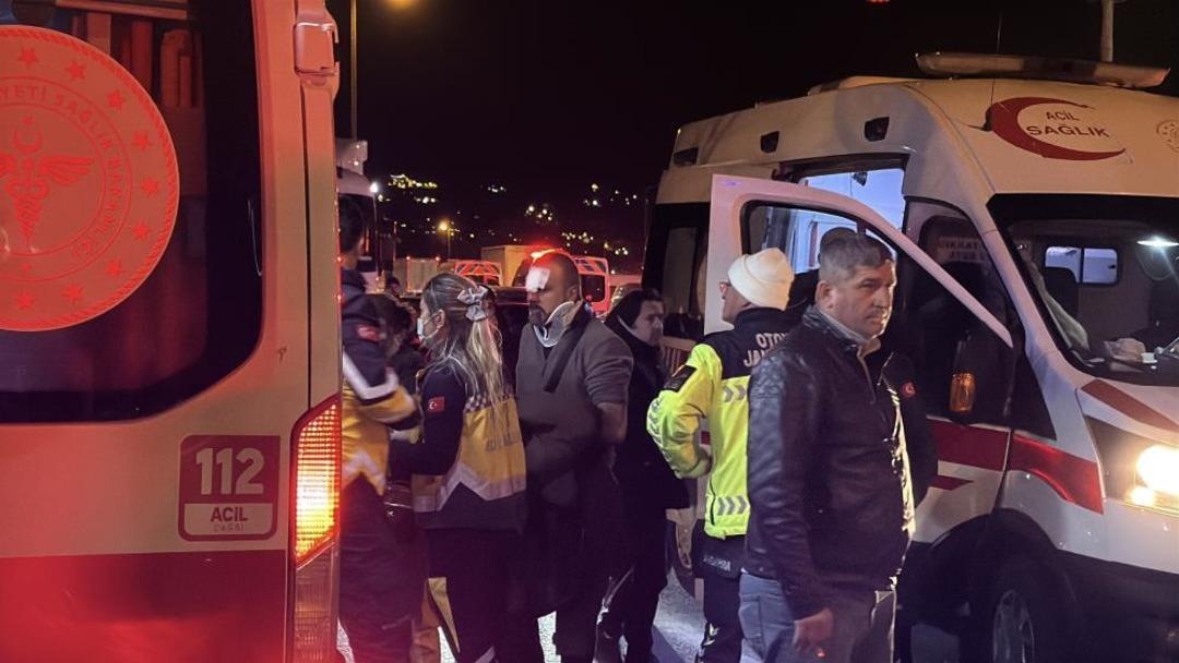 Sakarya TEM Otoyolu nda feci kaza: 1 &ouml;l&uuml;, 19 yaralı 2