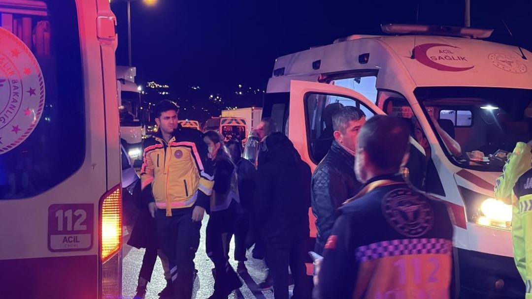 Sakarya TEM Otoyolu nda feci kaza: 1 &ouml;l&uuml;, 19 yaralı 3