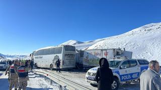 Ağrı'da otobüs ile kamyonetlerin karıştığı zincirleme kazada bir kişi öldü, 5 kişi yaralandı