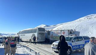 Ağrı'da otob&uuml;s ile kamyonetlerin karıştığı zincirleme kazada bir kişi &ouml;ld&uuml;, 5 kişi yaralandı