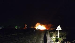 Fırtına elektrik tellerini kopardı, yangın &ccedil;ıktı