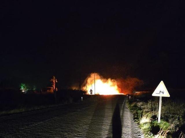 Fırtına elektrik tellerini kopardı, yangın &ccedil;ıktı