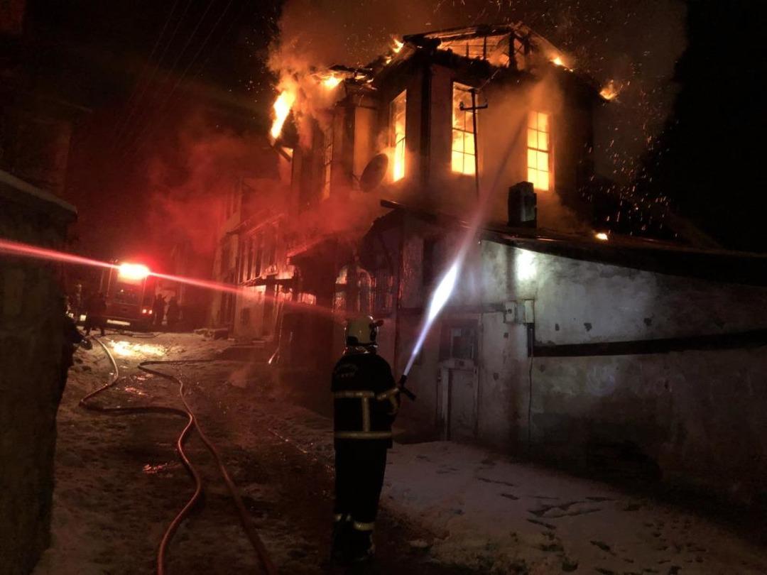 Kastamonu&rsquo;da &uuml;&ccedil; katlı tarihi konak yangında k&uuml;le d&ouml;nd&uuml; 2