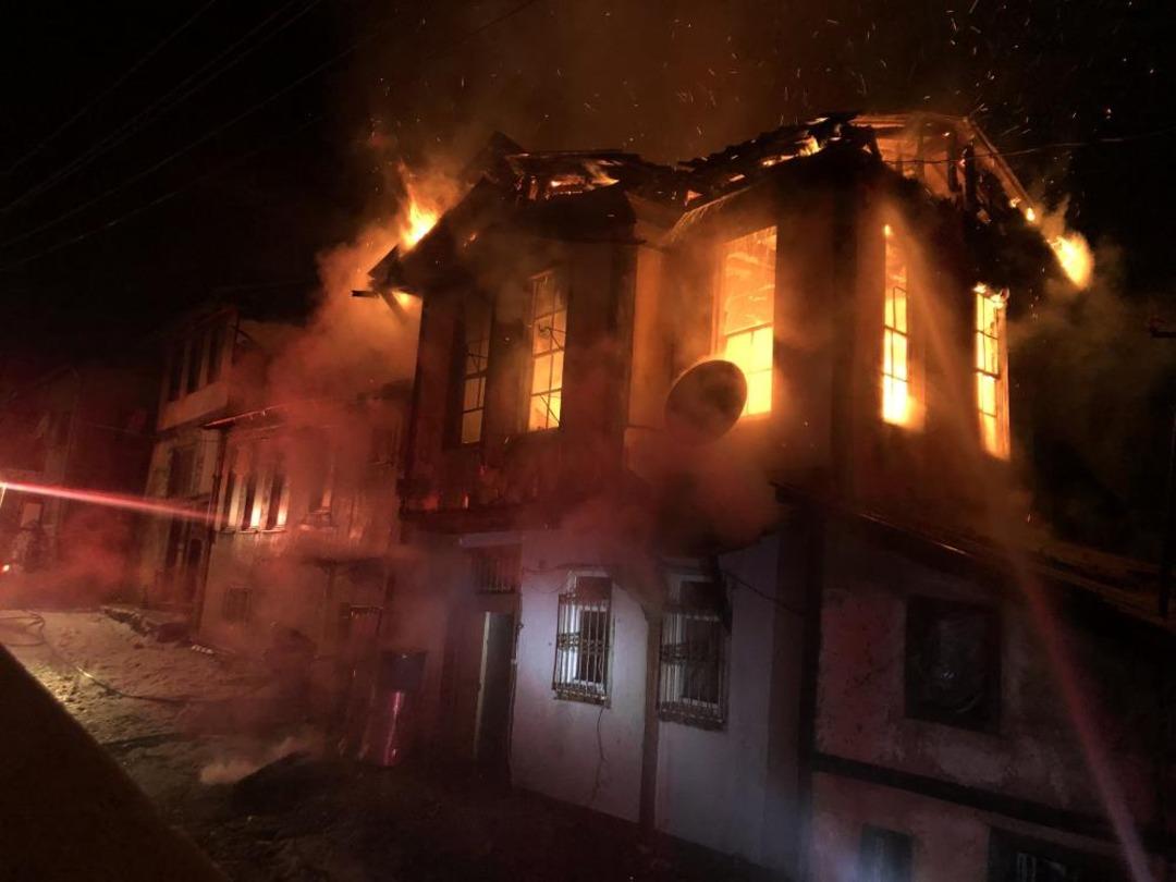 Kastamonu&rsquo;da &uuml;&ccedil; katlı tarihi konak yangında k&uuml;le d&ouml;nd&uuml; 1