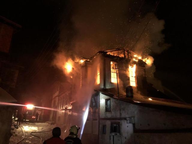 Kastamonu&rsquo;da &uuml;&ccedil; katlı tarihi konak yangında k&uuml;le d&ouml;nd&uuml;