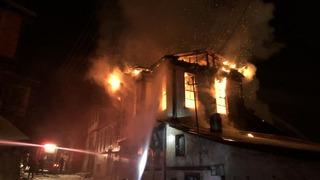 Kastamonu’da üç katlı tarihi konak yangında küle döndü