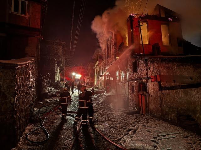 Kastamonu da tarihi konakta &ccedil;ıkan yangın iki eve sı&ccedil;radı 7