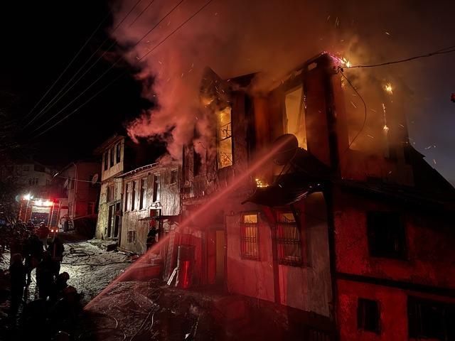 Kastamonu da tarihi konakta &ccedil;ıkan yangın iki eve sı&ccedil;radı 6