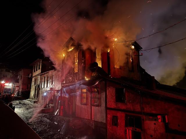 Kastamonu da tarihi konakta &ccedil;ıkan yangın iki eve sı&ccedil;radı 5