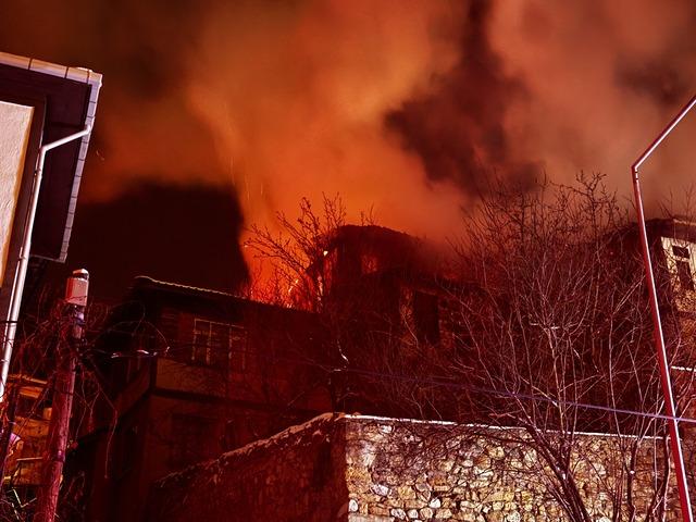 Kastamonu da tarihi konakta &ccedil;ıkan yangın iki eve sı&ccedil;radı 4
