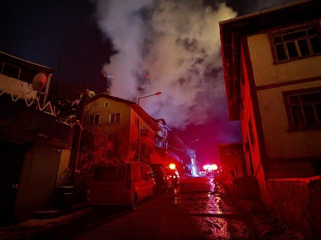 Kastamonu da tarihi konakta &ccedil;ıkan yangın iki eve sı&ccedil;radı 3