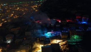 Kastamonu'da tarihi konakta &ccedil;ıkan yangın iki eve sı&ccedil;radı