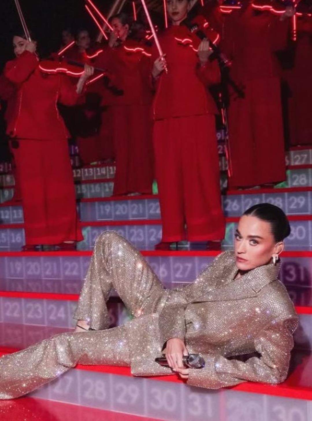 Katy Perry Riyad a damga vurdu! Dakikada 300 bin dolar kazandı! Net serveti g&uuml;ndemde 1