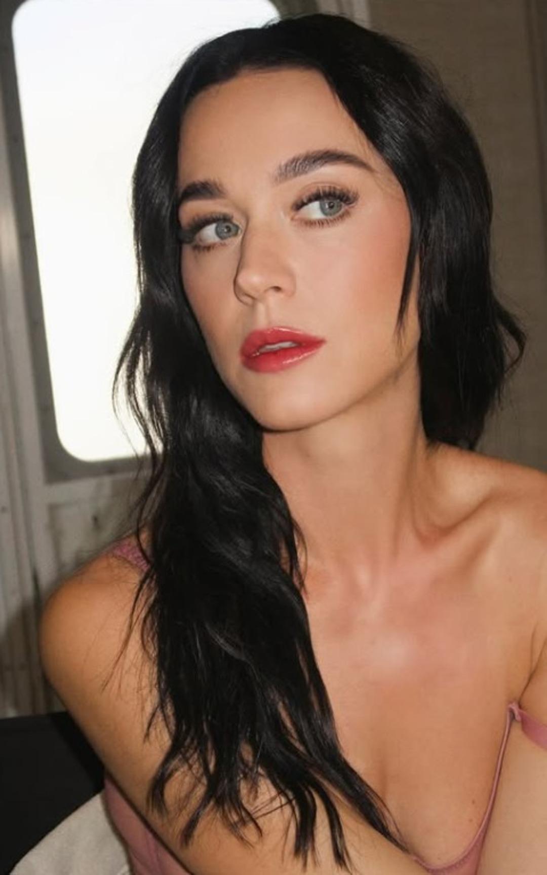 Katy Perry Riyad a damga vurdu! Dakikada 300 bin dolar kazandı! Net serveti g&uuml;ndemde 2