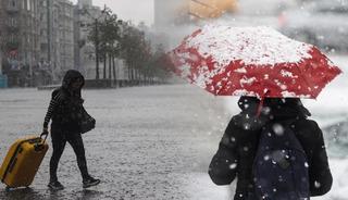 T&uuml;rkiye'nin doğusunda kar, batısında yağmur var! Meteoroloji uyardı