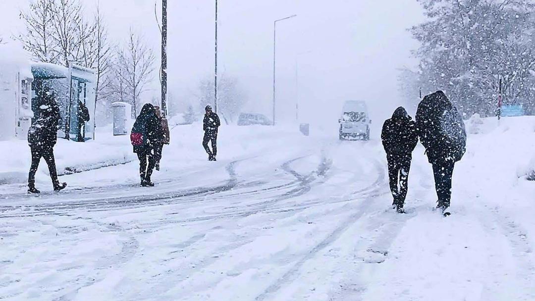 Meteoroloji uyardı: T&uuml;rkiye nin doğusunda kar, batısında yağmur var! İstanbul da sağanak yağış 2