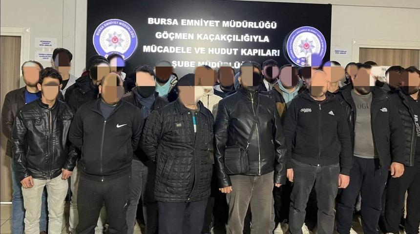 Ka&ccedil;ak yabancı uyruklu şahısların &ccedil;alıştırıldığı iş yerine operasyon : 46 g&ouml;&ccedil;men yakalandı