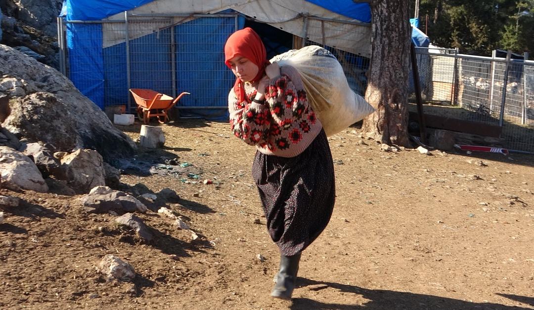 Yörük kızı bayrağı devralan çocuk oldu: Diplomasını aldı, köyüne döndü 5